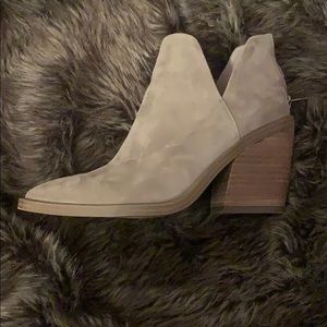Like new 6.5 Vince Camuto GIGIETTA SNIP-TOE BOOTIE